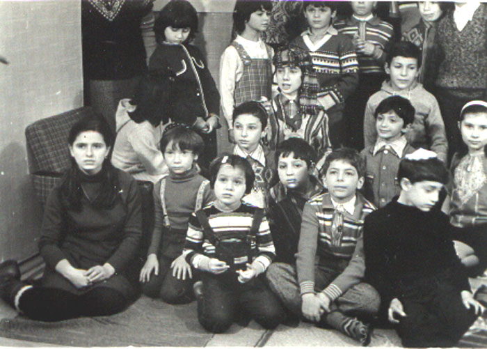 Детский Пуримшпиль в&nbsp;Москве, 1979&nbsp;г.
Зрители, слева направо: 1‑й ряд: ?, один из&nbsp;близнецов Менделеевых, Миша Спринцин; 2‑й ряд: ?, Илья Дашевский, Лёня Баррас; 3‑й ряд: ?, Виталий Левицкий, ?; 4‑й ряд: Саша Ривкин, Олег Гоголев; 5‑й ряд: ?, ?, Давид Эссас, справа второй близнец Менделеевых.
(Из&nbsp;фонда Аарона Гуревича).
