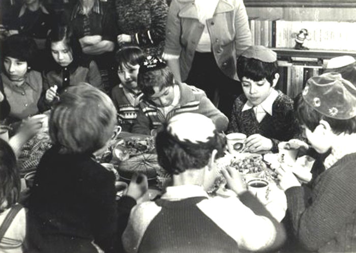 Детский Пуримшпиль в&nbsp;Москве, 1979&nbsp;г.
Чаепитие после пира у&nbsp;Ахашвероша.
(Из&nbsp;фонда Аарона Гуревича).