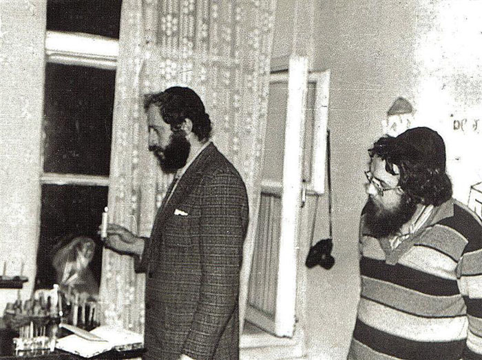 Ханука на&nbsp;квартире Романовских. Ленинград, 1982&nbsp;г.
Зажигание свечей. Слева направо: Григорий (Цви) Вассерман, Миша Макушкин (Михаэль Эзер).
(Из&nbsp;фонда Лены (Иланы) и&nbsp;Даниила Романовских).