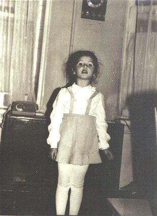 Ханука на&nbsp;квартире Романовских. Ленинград, 1982&nbsp;г.
Дочь Беллы и&nbsp;Саши Шаинских Лина читает стихи.
(Из&nbsp;фонда Лены (Иланы) и&nbsp;Даниила Романовских).