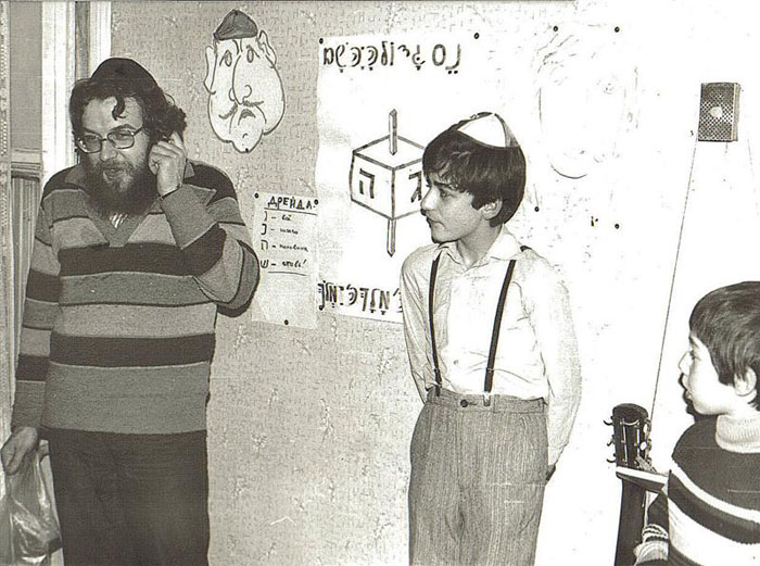 Ханука на&nbsp;квартире Романовских. Ленинград, 1982&nbsp;г.
Сценарий и&nbsp;текст Миши Макушкина (Михаэля Эзера). Слева: Миша Макушкин.
(Из&nbsp;фонда Лены (Иланы) и&nbsp;Даниила Романовских).