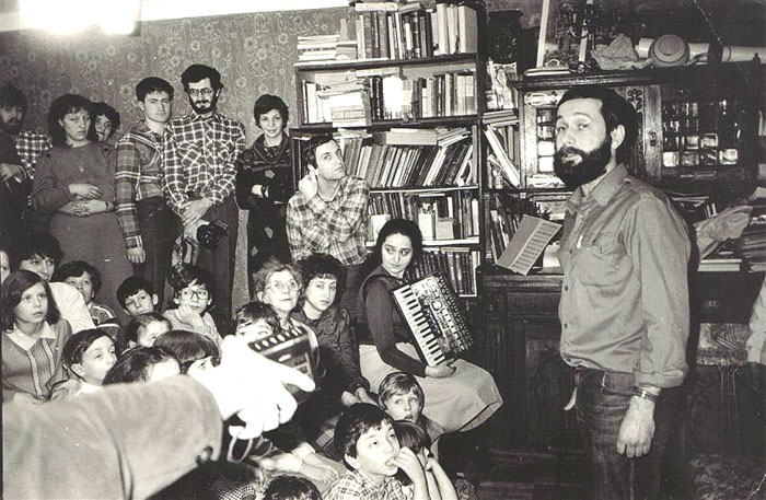 Пуримшпиль у&nbsp;Романовских перед их отъездом в&nbsp;Израиль. Ленинград, 1988&nbsp;г.
Выступает Даниил Романовский.
(Из&nbsp;фонда Лены (Иланы) и&nbsp;Даниила Романовских)