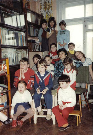 Пуримшпиль на&nbsp;квартире Анны и&nbsp;Владимира Лифшицев. Ленинград, 1984&ndash;85&nbsp;гг.
Первый ряд: Лиза Макушкина. Второй ряд: сын Дани Лейбмана, Иля Романовский (в&nbsp;матроске), дочь Боровинских. Последний ряд: Максим Кельман, Женя Цвеер, Катя Лихтик. В&nbsp;центре среди детей&nbsp;&mdash; Анна Лифшиц. Стоят: Маша Лифшиц, Саша Романовская, Оля Эльман.
(Из&nbsp;фонда Лены (Иланы) и&nbsp;Даниила Романовских)