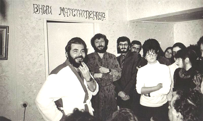 Пуримшпиль у&nbsp;Романовских перед их отъездом в&nbsp;Израиль. Ленинград, 1988&nbsp;г.
Актеры и&nbsp;зрители. В&nbsp;центре, третий слева&nbsp;&mdash; Александр Цвеер, за&nbsp;ним&nbsp;&mdash; Григорий Диккер. Над&nbsp;дверью – шутливое наименование научно-исследовательского института «Матстатперпур»&nbsp;&mdash; места действия Пуримского спектакля.
(Из&nbsp;фонда Лены (Иланы) и&nbsp;Даниила Романовских)