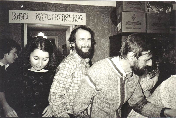 Пуримшпиль у&nbsp;Романовских перед их отъездом в&nbsp;Израиль. Ленинград, 1988&nbsp;г.
Актеры и&nbsp;зрители. На&nbsp;переднем плане, слева направо: Таня Ольхович, Илья Тверской, Гриша Диккер. На&nbsp;шкафу&nbsp;&mdash; коробки с&nbsp;куклами Лены Романовской и&nbsp;багаж, упакованные для&nbsp;отъезда.
(Из&nbsp;фонда Лены (Иланы) и&nbsp;Даниила Романовских)