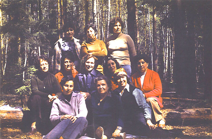 Женщины&nbsp;&mdash; активистки отказа, 1979&nbsp;г.
Верные подруги. Опора семьи и&nbsp;детей. Частые акции протеста сплотили активисток. Они не&nbsp;боялись ни&nbsp;голодовок протеста, ни&nbsp;демонстраций. И&nbsp;делали все, чтобы жизнь семьи была нормальной (хотя&nbsp;бы относительно). На&nbsp;земле сидят слева направо: Лея Пекарь, Хана Элинсон, Иона Шварцман. На&nbsp;бревне сидят (слева направо): Белла Новикова, Тоня Кривонос, Галя Гуревич, Сильвия Фискина, Галя Кремень. Стоят (слева направо): Лена Дубянская, Мила Лифшиц, Геня Лукацкая.