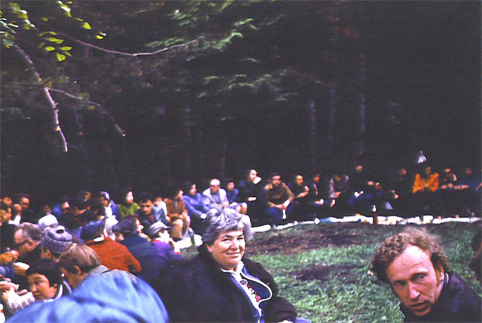 Десятая годовщина Шестидневной войны, 1977 год.
Народу собралось много, Доклад Аркадия Май был очень толково составлен. Рассказ вызвал большой интерес у&nbsp;слушателей. Ему задали много вопросов, так как в&nbsp;деталях мало кто знал историю войны. На&nbsp;переднем плане, крупно&nbsp;&mdash; Циля Ройтбург-Менджерицкая. Её семья активно участвовала в&nbsp;жизни московской алии. Дом Цили и&nbsp;её мужа Милана был местом важных встреч в&nbsp;процессе нашей долгой борьбы за&nbsp;выезд. Вы видите, что слушатели сидят на&nbsp;бревнах и&nbsp;перед ними белая полоса&nbsp;&mdash; это играющие роль скатерти листы компьютерных распечаток. В&nbsp;песне об «Овражках» поётся: «Мы раскатаем на&nbsp;траве „столы"/ Лехаим скажем,/ Улыбнемся взглядом.“&nbsp;&mdash; это те самые „столы“ из&nbsp;распечаток.