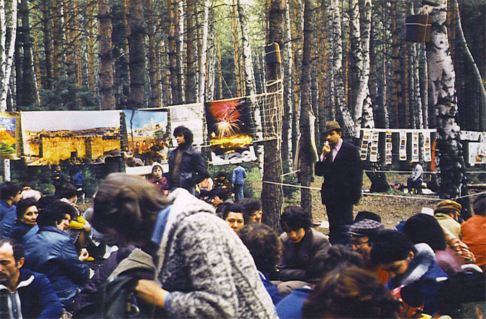 День Иерусалима в&nbsp;Овражках, 1977&nbsp;г.
Лесная поляна богато украшена. Перед Вами плакаты и&nbsp;почтовые открытки с&nbsp;видами нашей древней столицы. Присутствующие прослушали рассказ Элиягу Эссаса об&nbsp;истории города. Вопросам не&nbsp;было конца. А&nbsp;потом были песни на&nbsp;иврите, русском, на&nbsp;идиш. Молодёжь просила записать для&nbsp;них ивритские песни русскими буквами. Когда наступил вечер, никто не&nbsp;хотел расходиться.