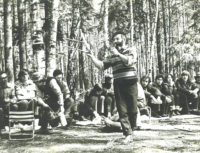 Летняя встреча в «Овражках», 1979&nbsp;г.
Типичное застолье. На&nbsp;земле видны белые «скатерти» из&nbsp;ЭВМ-распечаток. Натан Шварцман (в&nbsp;центре) призывает участников приносить складные стулья. Крайний слева на&nbsp;фото&nbsp;&mdash; Исраэль Фискин. Дов Конторер сидит на&nbsp;бревне с&nbsp;тетрадью в&nbsp;руках. Ныне он известный израильский журналист.
Мусор за&nbsp;собой мы всегда убирали.