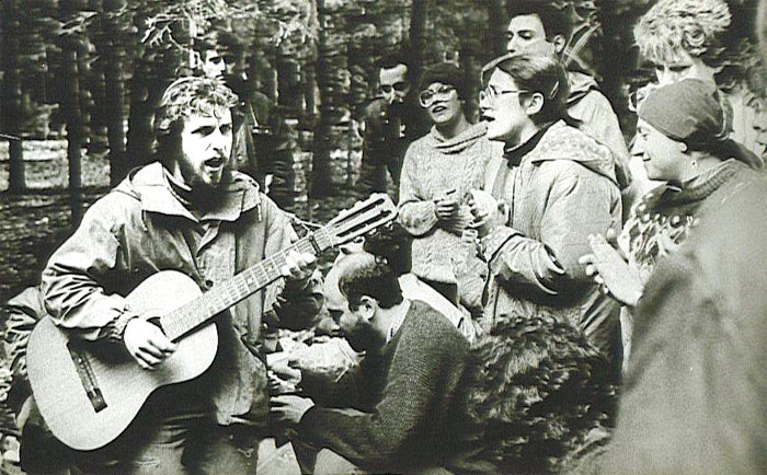 Второе поколение отказа&nbsp;&mdash; молодежь в&nbsp;лесу у&nbsp;станции Вяпки Казанской ж/д, 1987&nbsp;г.
В&nbsp;1980 году стараниями КГБ встречи в&nbsp;Овражках прекратились, но&nbsp;молодежь переняла традицию. На&nbsp;фото&nbsp;&mdash; встреча в&nbsp;лесу, на&nbsp;которую собралась молодёжь 2‑го поколения отказа. Дети выросли и&nbsp;хотели уезжать без&nbsp;родителей. Слева на&nbsp;фото с&nbsp;гитарой Давид Шварцман&nbsp;&mdash; один из&nbsp;лидеров нового движения.
