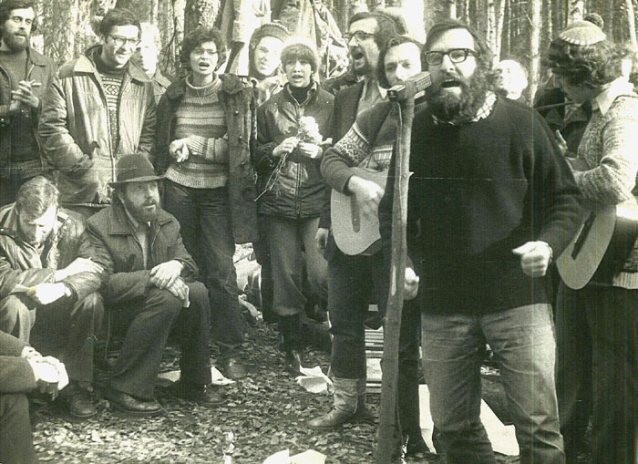 1‑й фестиваль еврейской песни, 1977&nbsp;г., Суккот. Хоровое пение.
Сидят на&nbsp;бревне два члена жюри: Женя Либерман (в&nbsp;шляпе) и&nbsp;слева от&nbsp;него&nbsp;&mdash; Зеэв Престин. Стоят&nbsp;&mdash; справа налево: Миша Розенштейн с&nbsp;гитарой, певец; Арье Вольвовский у&nbsp;микрофона, ведущий фестиваля; Давид Токарь с&nbsp;гитарой, певец; Миша Нудлер – ведущий фестиваля; Клара Ланцман с&nbsp;цветами, певица; Лева Городецкий&nbsp;&mdash; учитель иврита (в&nbsp;очках, куртке и&nbsp;цветном свитере)