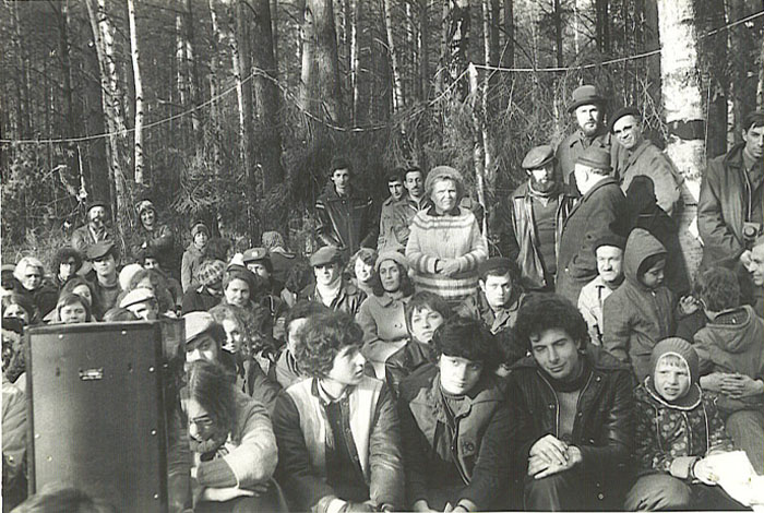 Зрители 1‑го фестиваля еврейской песни, 1977&nbsp;г., Суккот.
В&nbsp;центре стоит покойная Хана Элинсон (два ее сына в&nbsp;то&nbsp;время были уже в&nbsp;Израиле). Хана и&nbsp;ее муж Саул Горелик – активисты алии, мужественные люди. Слева от&nbsp;Ханы сидит Сильвия Фискина, ее муж Израиль Фискин прислонился спиной к&nbsp;березе. Левая сторона фото: у&nbsp;дерева стоят Натан и&nbsp;Йона Шварцман. В&nbsp;первом ряду девочка – лицо в&nbsp;профиль – Наташа Май.