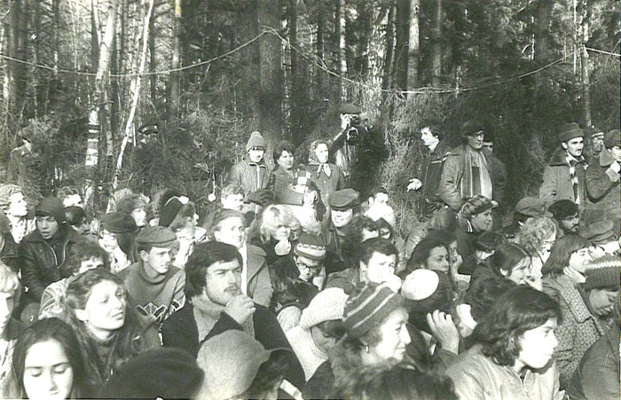 2‑й фестиваль еврейской песни, 1979&nbsp;г., Суккот.
Участников больше. Среди зрителей много молодёжи. Символическая сукка служила «залом» для&nbsp;фестиваля. На&nbsp;веревки подвешены ветки ели. За&nbsp;ветками стоят милиционеры (их видно на&nbsp;заднем плане фото слева). Среди зрителей стоят отказники: у «стенки» сукки (в&nbsp;центре)&nbsp;&mdash; Саша Кремень (мальчик), рядом с&nbsp;ним его мама, Галя Кремень, и&nbsp;Галя Гуревич. Слева (во&nbsp;втором ряду) сидит и&nbsp;внимательно смотрит на «сцену» Кира Разгон – участница всех фестивалей, певица. Справа в&nbsp;первом ряду в&nbsp;профиль Леночка Гуревич (без&nbsp;шапки).