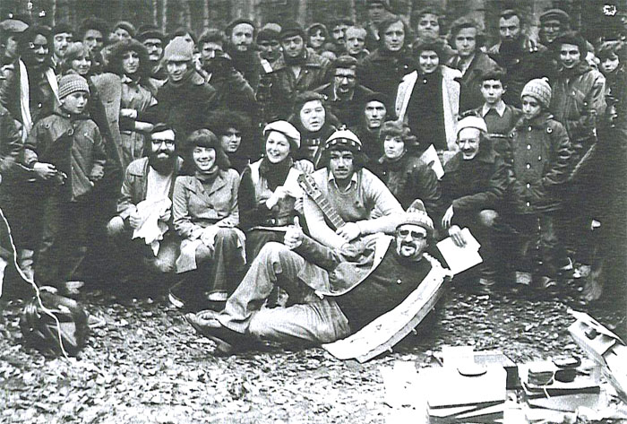 Зрители и&nbsp;победители 2‑го фестиваля еврейской песни, 1979&nbsp;г.
Возлежит отказник Марк Терлицкий.Сидят на&nbsp;бревне, слева направо: Арье Вольвовский&nbsp;&mdash; ведущий фестиваля, впоследствии узник Сиона; Мила Каганова&nbsp;&mdash; первая премия, руководитель детского хора; Кира Разгон&nbsp;&mdash; первая премия, певица; Миша Розенштейн&nbsp;&mdash; с&nbsp;гитарой, участник фестиваля; Клара Ланцман&nbsp;&mdash; певица, участница фестиваля; Женя Финкельберг&nbsp;&mdash; музыкант-гитарист.Во&nbsp;втором ряду стоят слева направо:Леша Магарик&nbsp;&mdash; отказник, впоследствии узник Сиона; Юлий Кошаровский&nbsp;&mdash; активист алии, учитель иврита; Элиягу Эссас&nbsp;&mdash; активист алии, учитель Торы; Лёша Лоренсон&nbsp;&mdash; отказник; Паша Абрамович&nbsp;&mdash; активист алии, учитель иврита; Миша Нудлер (в&nbsp;очках, чуть присел)&nbsp;&mdash; учитель иврита, второй ведущий фестиваля; Игорь Гурвич (справа от&nbsp;Нудлера)&nbsp;&mdash; учитель иврита; Мила Вольвовская&nbsp;&mdash; активистка алии (в&nbsp;дубленке с&nbsp;белым воротником и&nbsp;отворотом); Зеэв Престин&nbsp;&mdash; активист алии, учитель иврита (в&nbsp;куртке с&nbsp;воротником в&nbsp;полоску)