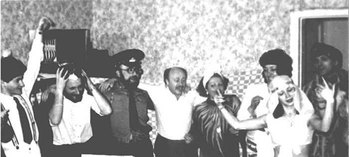 Пуримшпиль в&nbsp;квартире семьи Лифшиц, Ленинград, 1987&nbsp;г.
Актеры, участвующие в&nbsp;спектакле, поют песню «Праздник Пурим, праздник Пурим, все танцуем, все танцуем...». Слева направо: Михаил Кривоносов, Семен Фрумкин, Дима Цыпкин, Леня Гитлин, Фаина Гитлина, Белла Шаинская, Саша Шаинский; на&nbsp;переднем плане справа&nbsp;&mdash; Женя Фрадкина.
(Из&nbsp;фонда Семена Фрумкина).