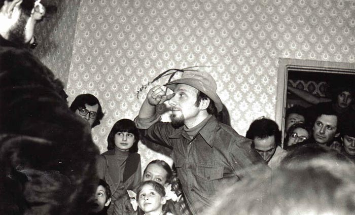 Пуримшпиль в&nbsp;квартире Якова Рабиновича. Ленинград, 1981&nbsp;г.
В&nbsp;центре: Семен Фрумкин в&nbsp;роли чиновника царя Ахашвероша.
(Из&nbsp;фонда Семена Фрумкина)