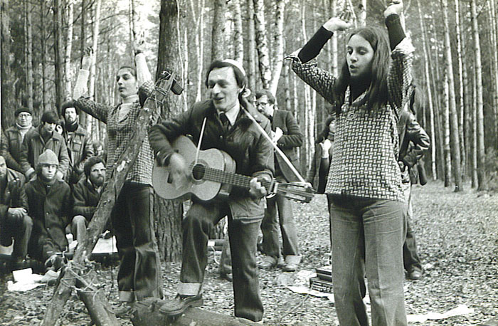 2‑й Фестиваль Еврейской Песни состоялся в&nbsp;Суккот 1979&nbsp;г.
На&nbsp;фото: выступает трио&nbsp;&mdash; Давид Токарь солирует с&nbsp;гитарой и&nbsp;две девушки-близнецы сопровождают его вокально и&nbsp;хореографически. Октябрь 1979&nbsp;г.
Фото Михаила Кремня