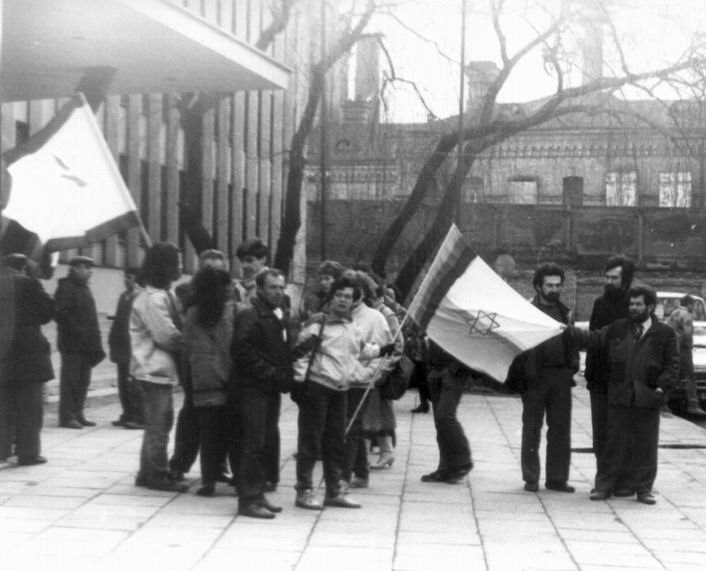Общество «Ткума» участвует  в&nbsp;демонстрации протеста у&nbsp;здания респубиканского суда во&nbsp;время суда над «копателями могил». Слева направо: 1‑й ряд&nbsp;&mdash; Михаил Казакевич, Рина Зильберман, Григорий Альпернас, Сергей Альпернас, Гершон 
Белицкий.
